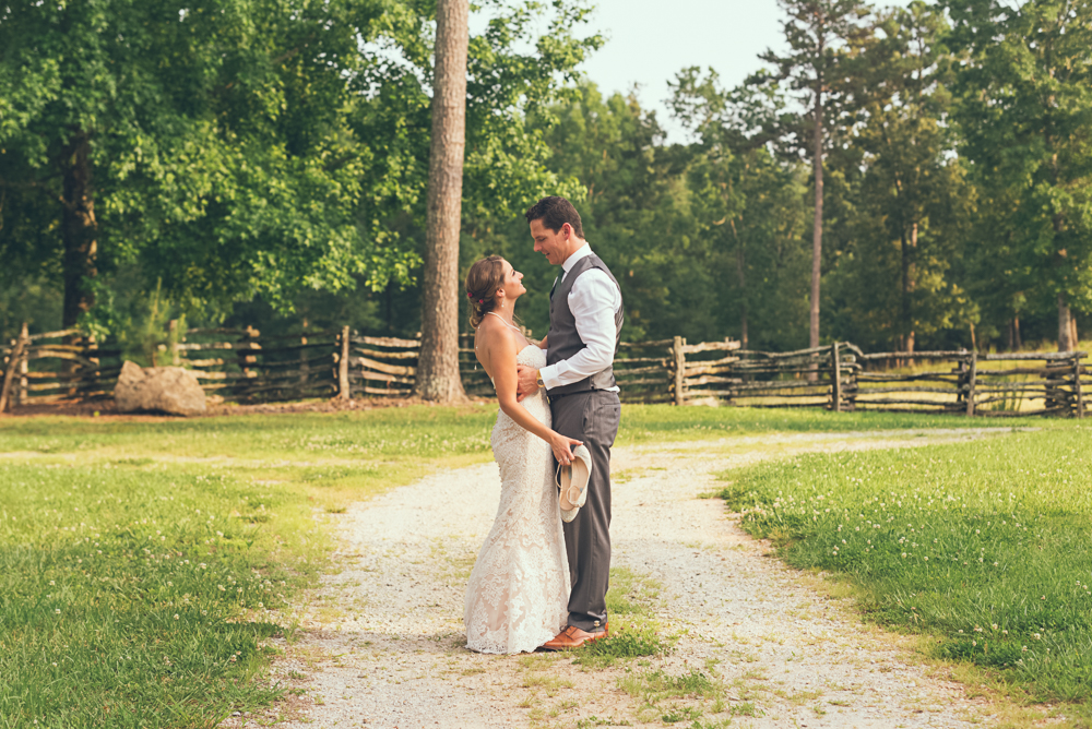 Tampa Bay and Atlanta Wedding Photographer | www.Joyelan.com | The Walters Barn